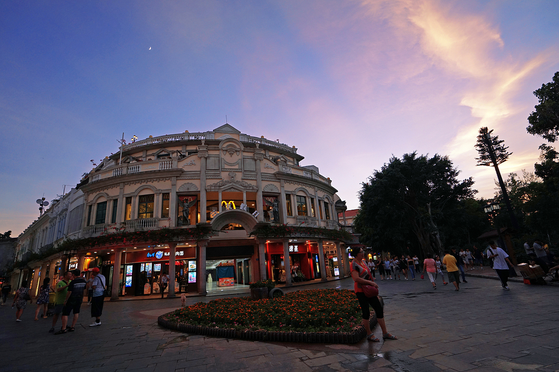 乐享周末分享吧# 五马街的独特之处在于其中西合璧的建筑风格,展狭怂