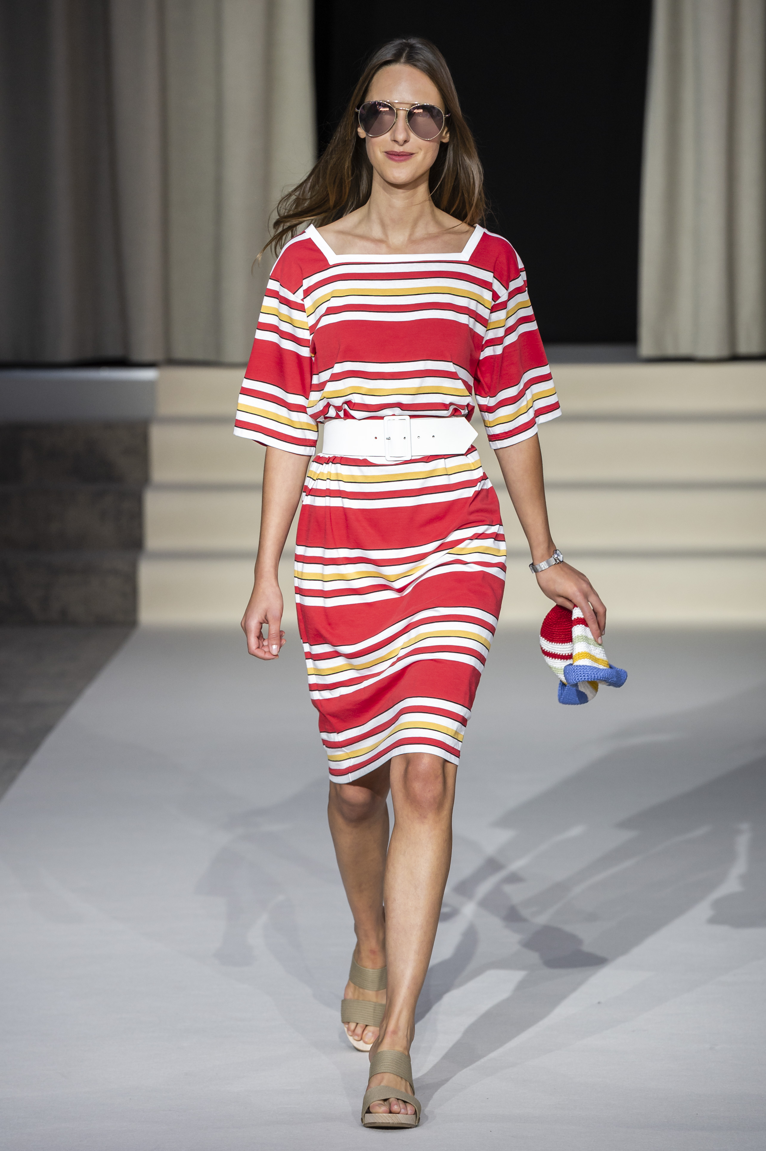 各种时尚美衣让女生美丽绝伦,好的穿搭可以帮你掩盖缺点,个性的穿衣