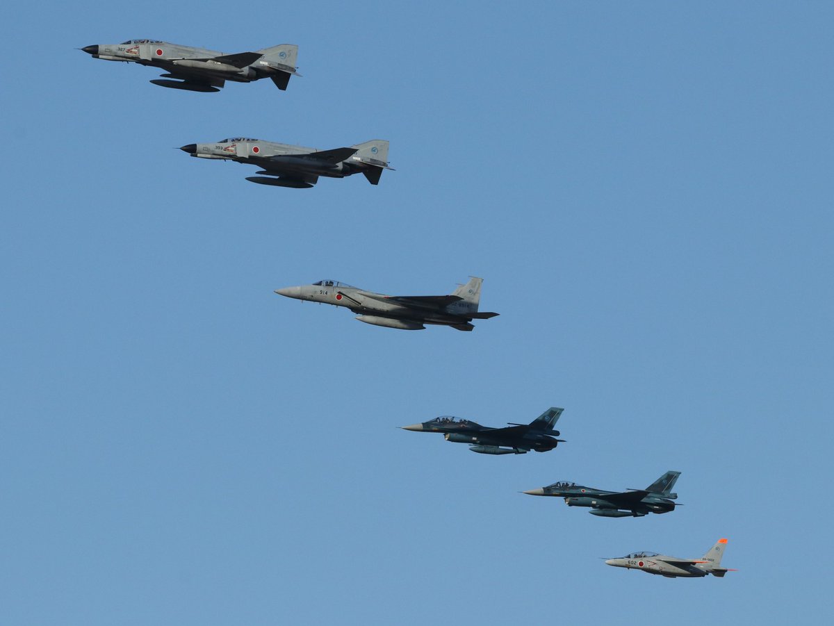 一些军用飞机排队的照片 看看哪一张才是您喜欢的作品