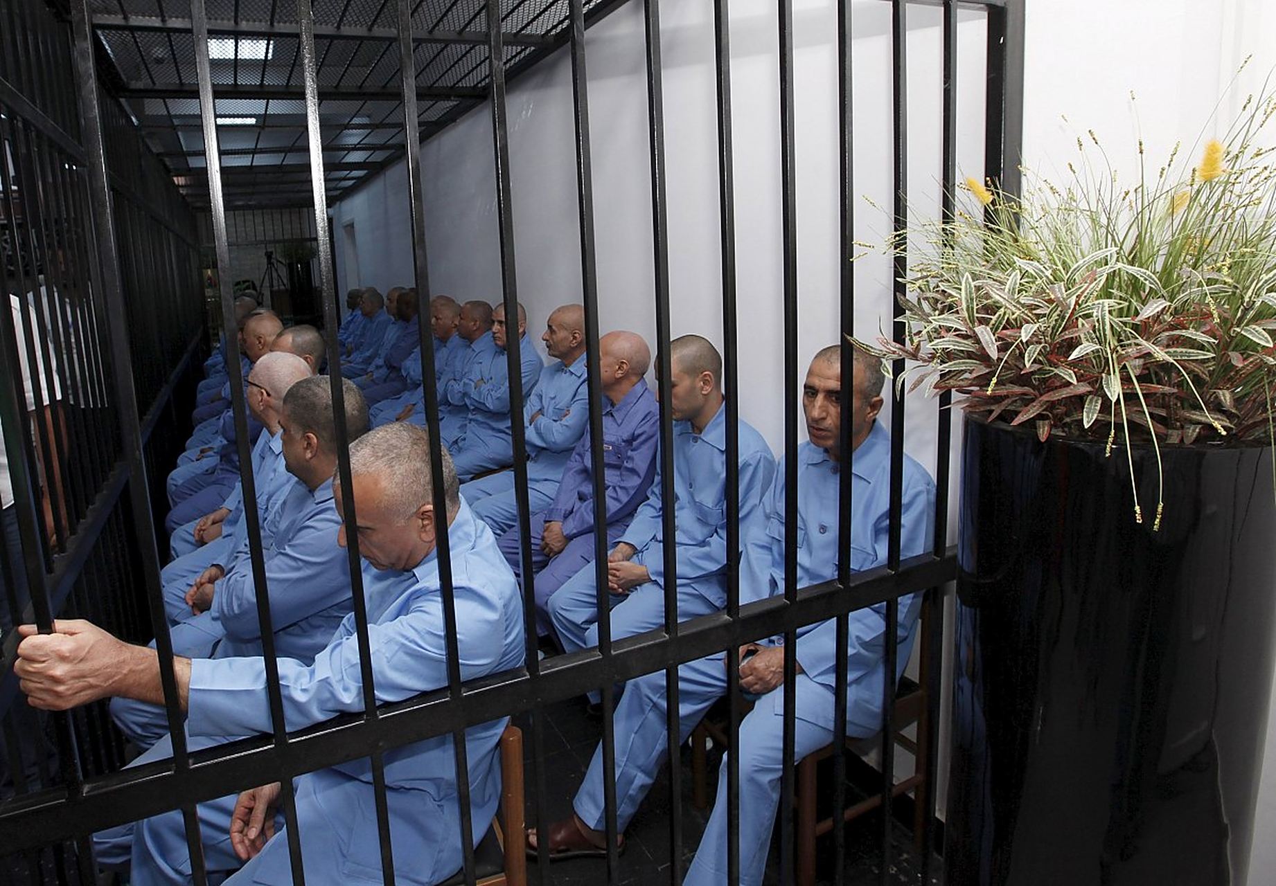 关了多少犯人?   1,中国监狱有164万个犯人.