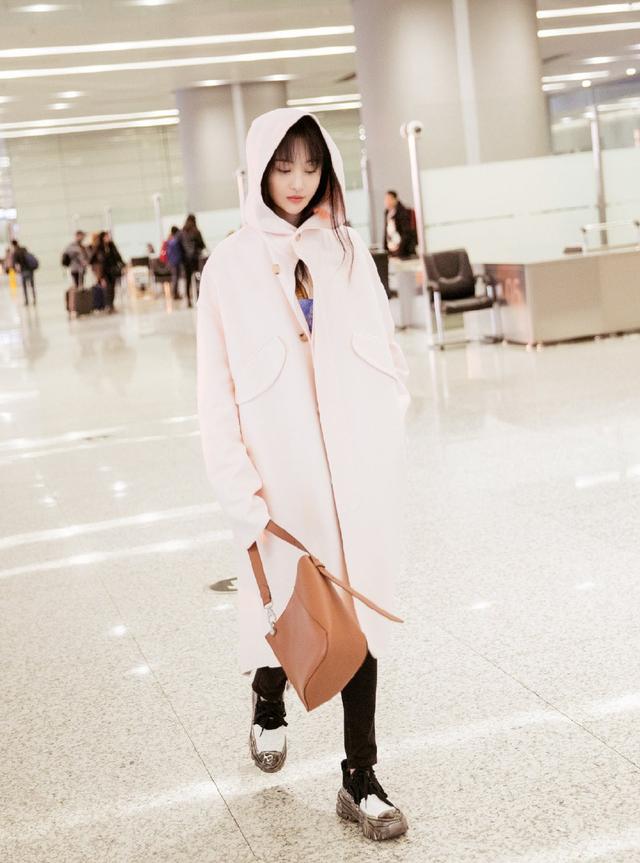 郑爽爆分手后现身品牌活动,一袭金色流苏纱裙,一颦一笑气色俱佳