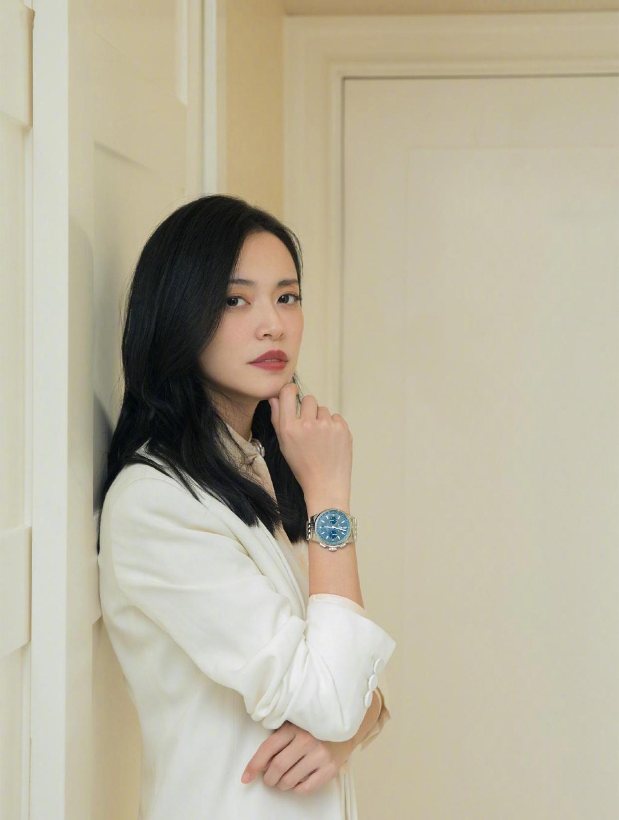 姚晨职场风穿搭真有范儿,白西装时髦干练又不失洒脱,气场强大