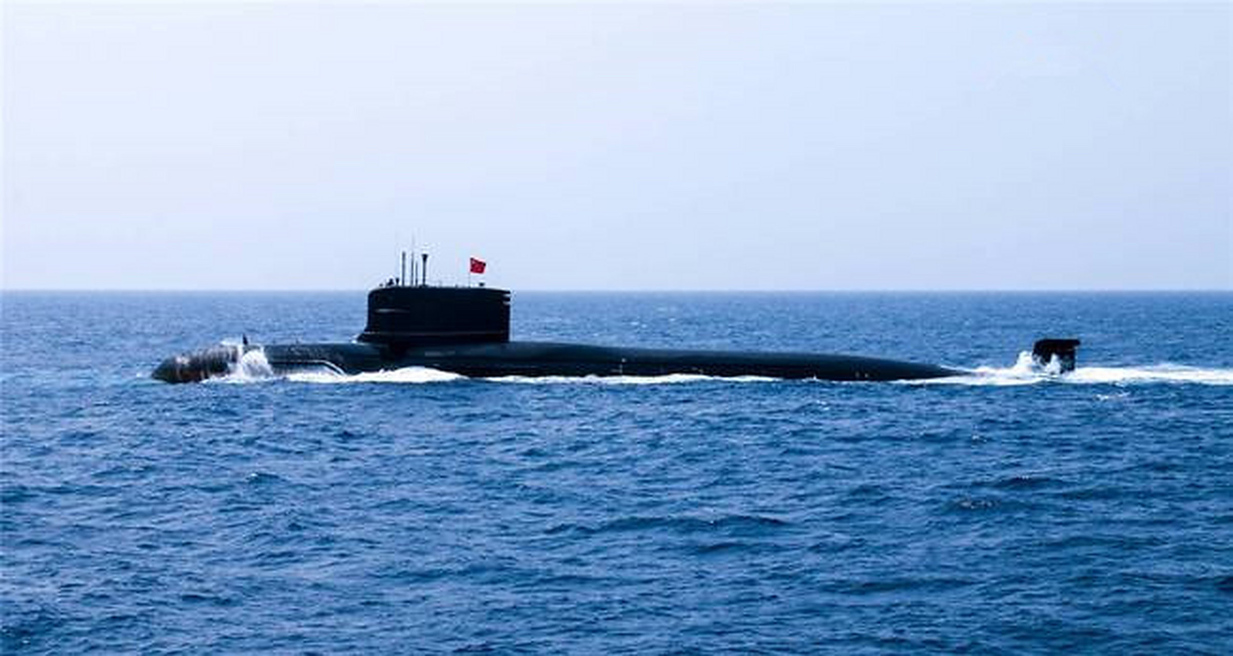 这两张是093b型核潜艇的出海照,这型潜艇具备水下发射鹰击83潜射反舰