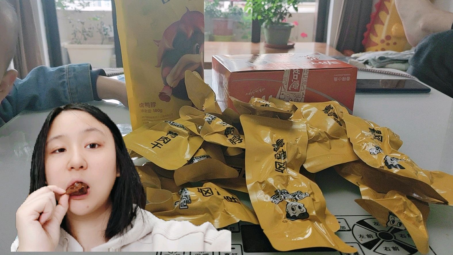 助力湖北,开箱试吃网上59元买的周黑鸭味道怎么样,今日午饭安排