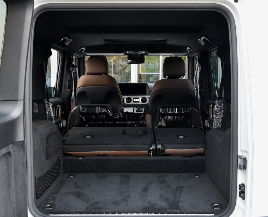 奔驰g级 很有视觉冲击力的一款车,很适合年轻人