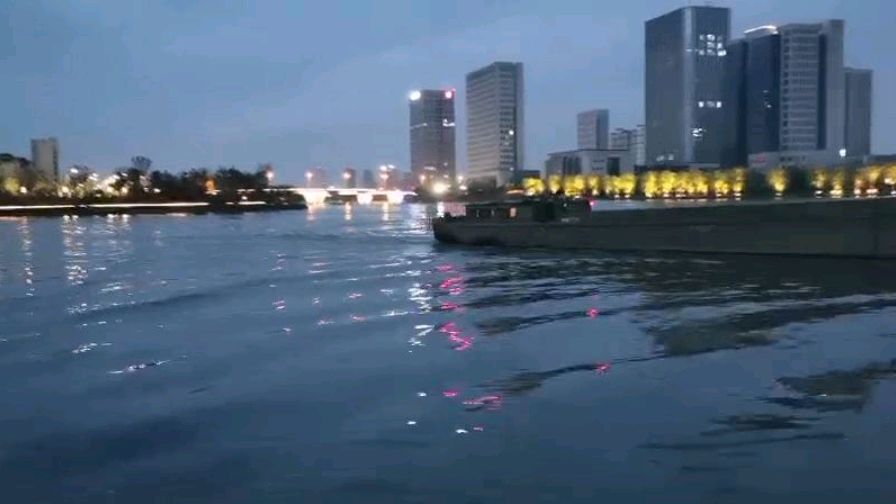 越州湖畔景尤美 桥身灯光耀人眼 闲士临湖夜来钓 送浮鱼儿小居多