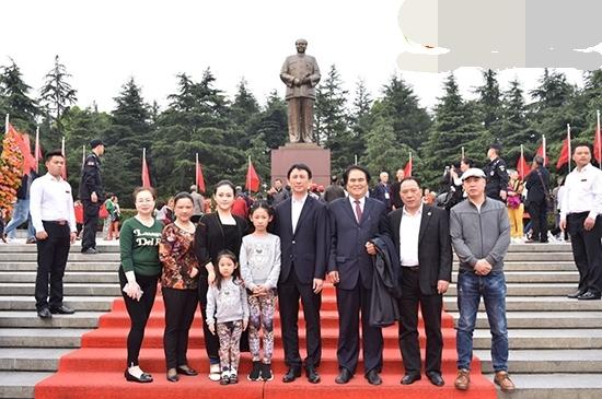 李讷之子王效芝携家人回韶山祭祖,曾在亚运村打工,如今事业有成
