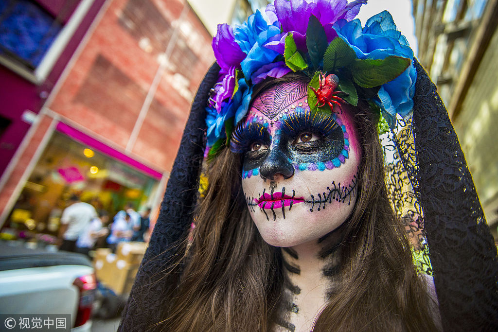巴西迎接亡灵节 少女化精美"骷髅"妆招徕顾客