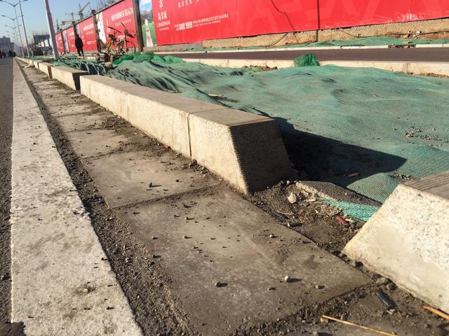 石家庄绿化带路缘石为何留豁口?记者探访海绵城市地下的秘密