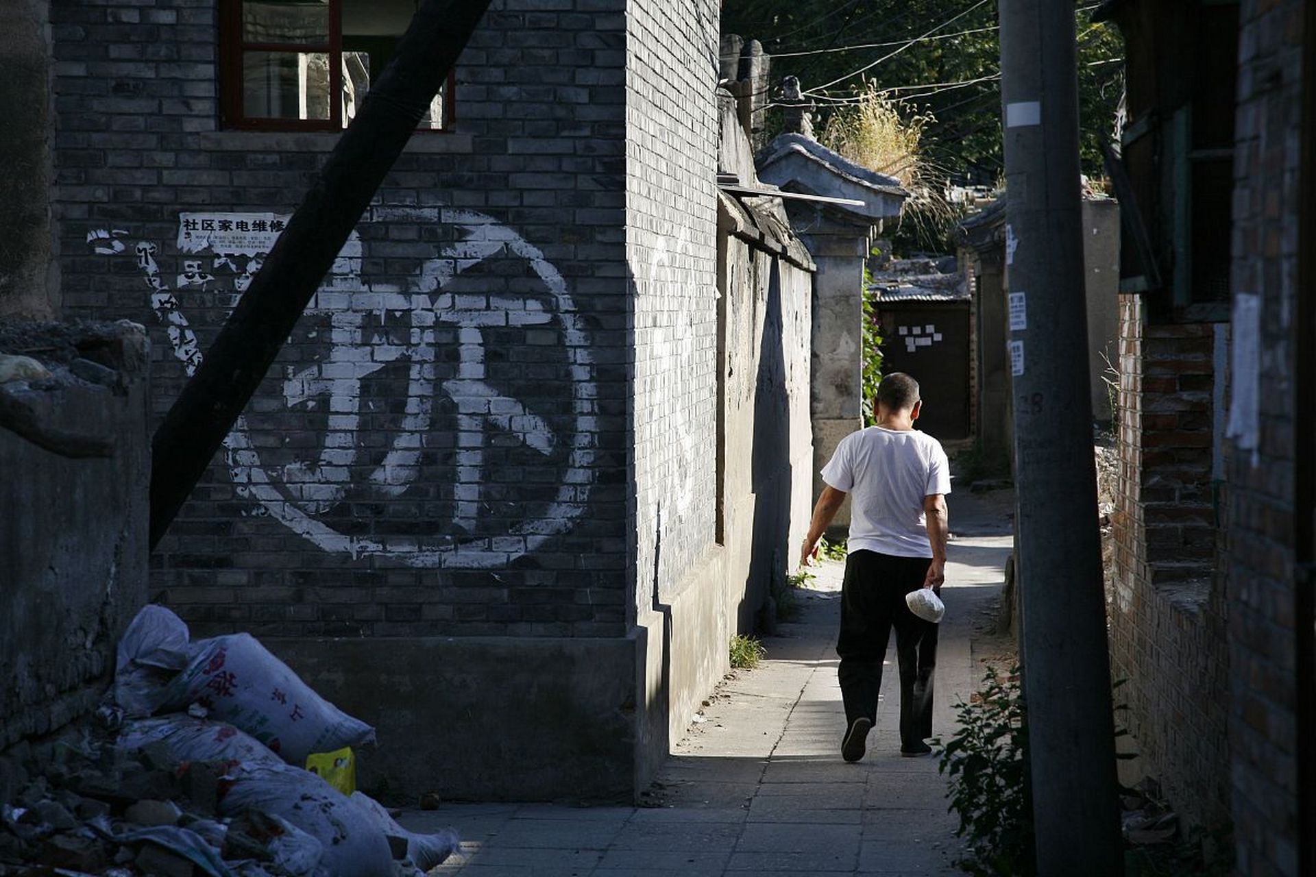 变得富有,不仅有了房,还有了一笔可观的存款,成为了实实在在的暴发户