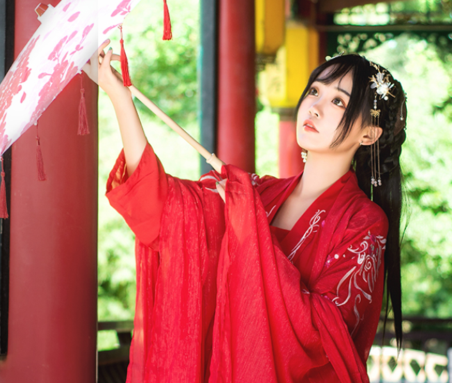 马尾辫古装美女,手拿罗伞一袭红装写真图片,小家碧玉