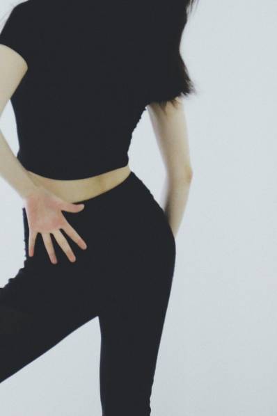 倪妮穿露脐装秀舞姿 素颜出镜腰纤臀翘