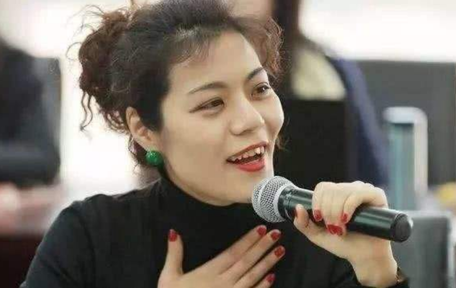 当初爆火的复旦网红教授陈果,为何如今却被北大学生赶下讲台?