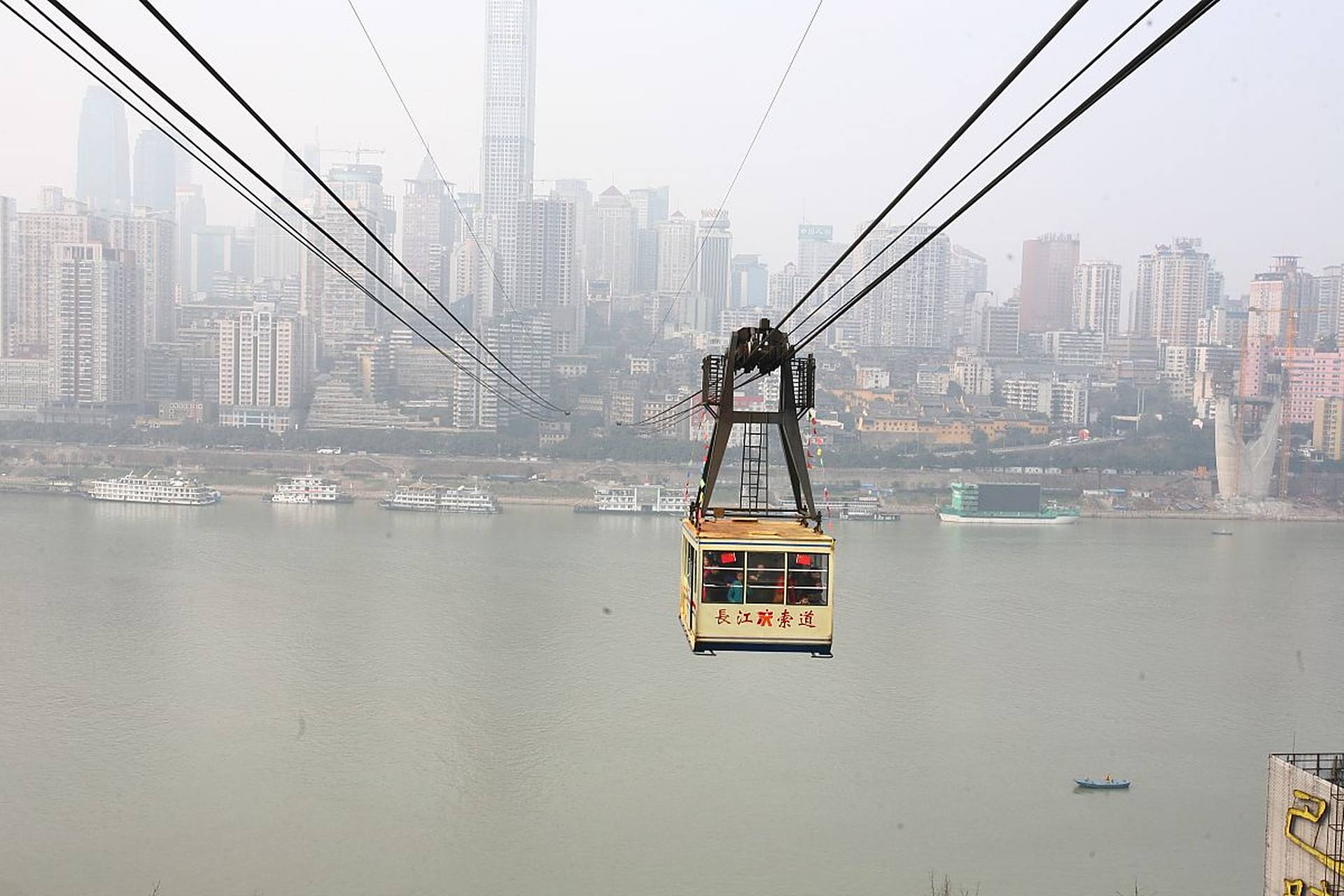 从渝中区的长安寺(新华路)起点,横跨长江,到达南岸区的上新街(龙门浩)
