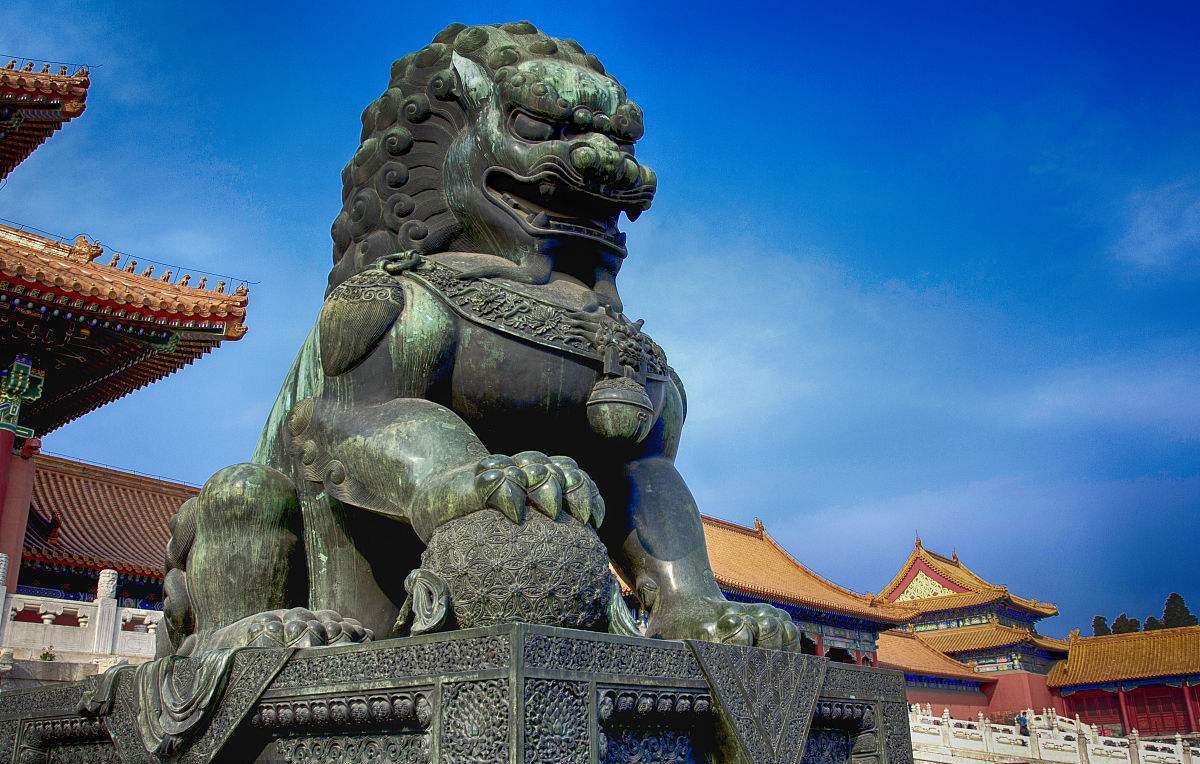 石狮是中国传统文化中一种非常常见的辟邪物品,所以它通常出现在宫殿