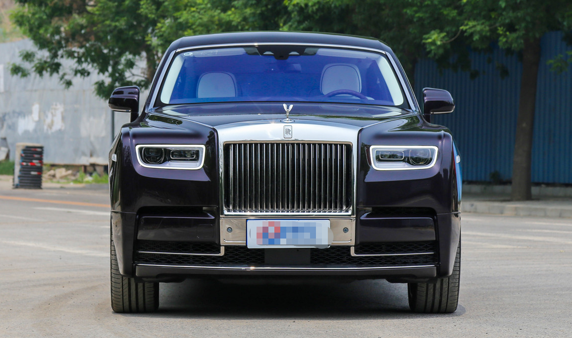 劳斯莱斯-幻影外观漂亮得没话说,简直就是无可挑剔的一款车