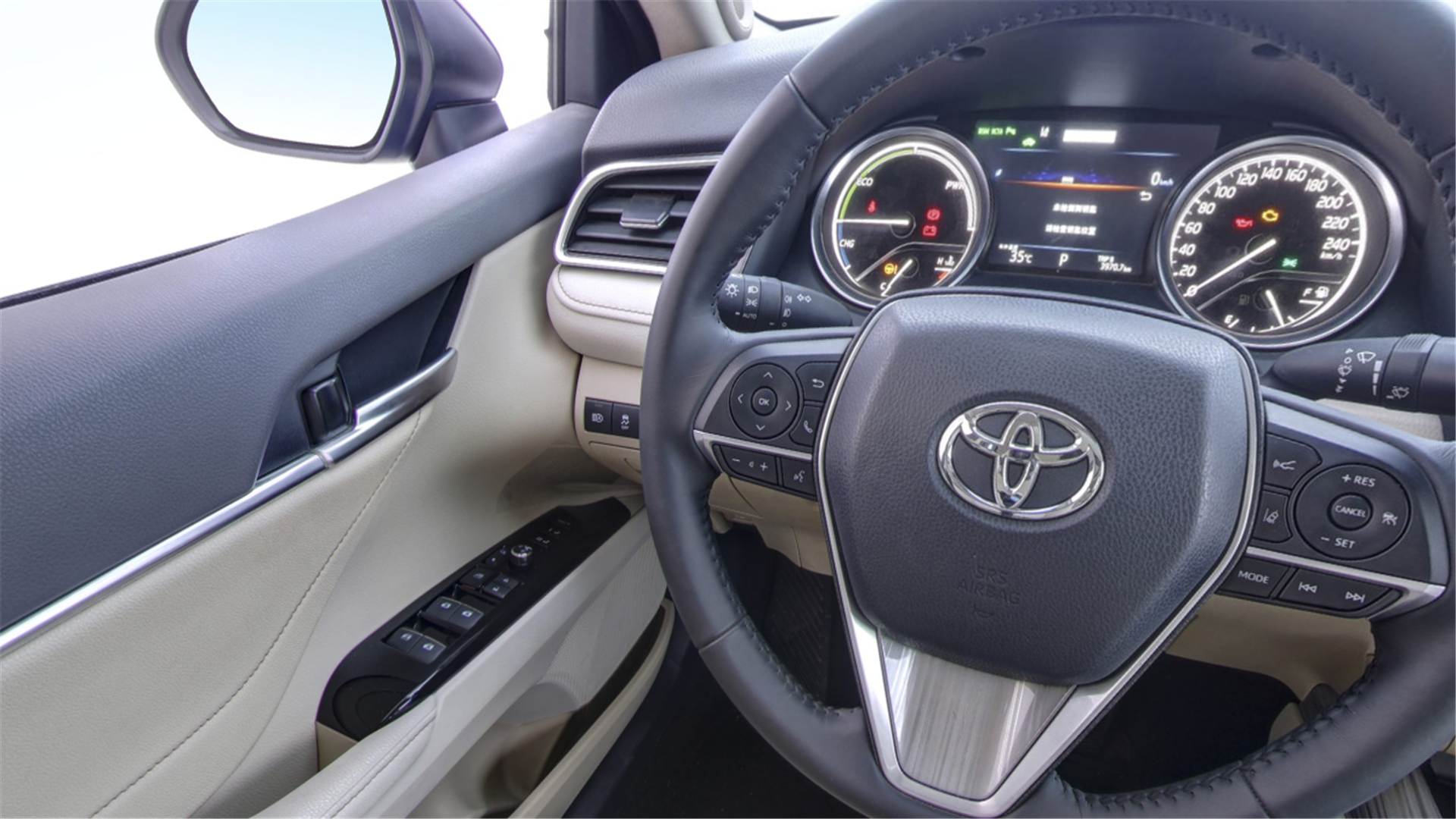 凯美瑞米色的真皮座椅配桃木的装饰很不错,电动座椅,靠得很舒服