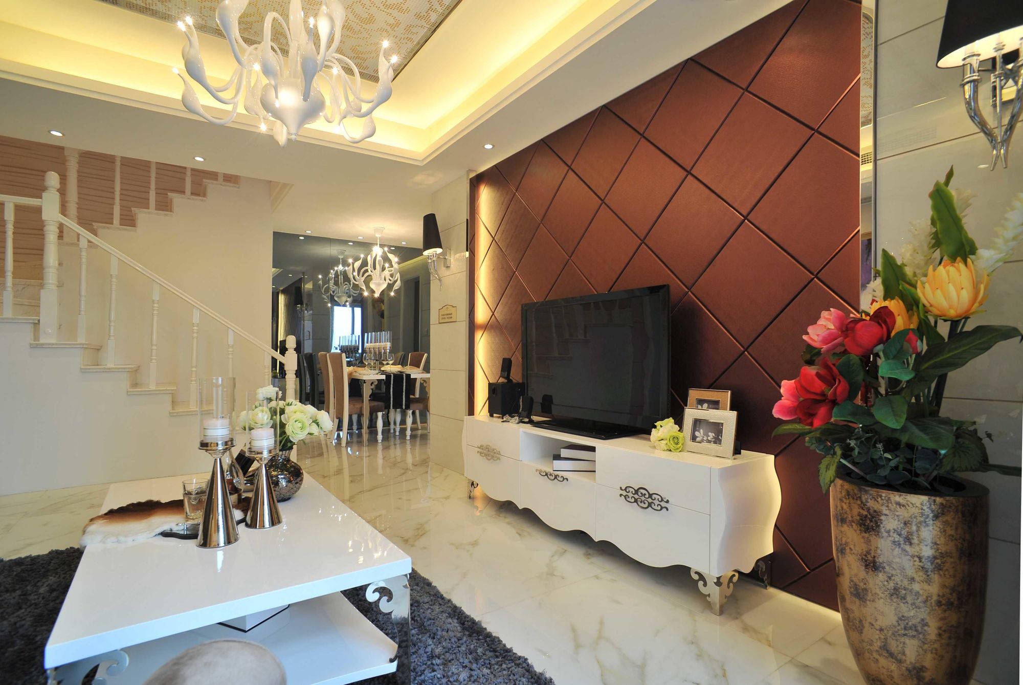 欧式风装修的复式楼,一点也不压抑,而且还很显档次!