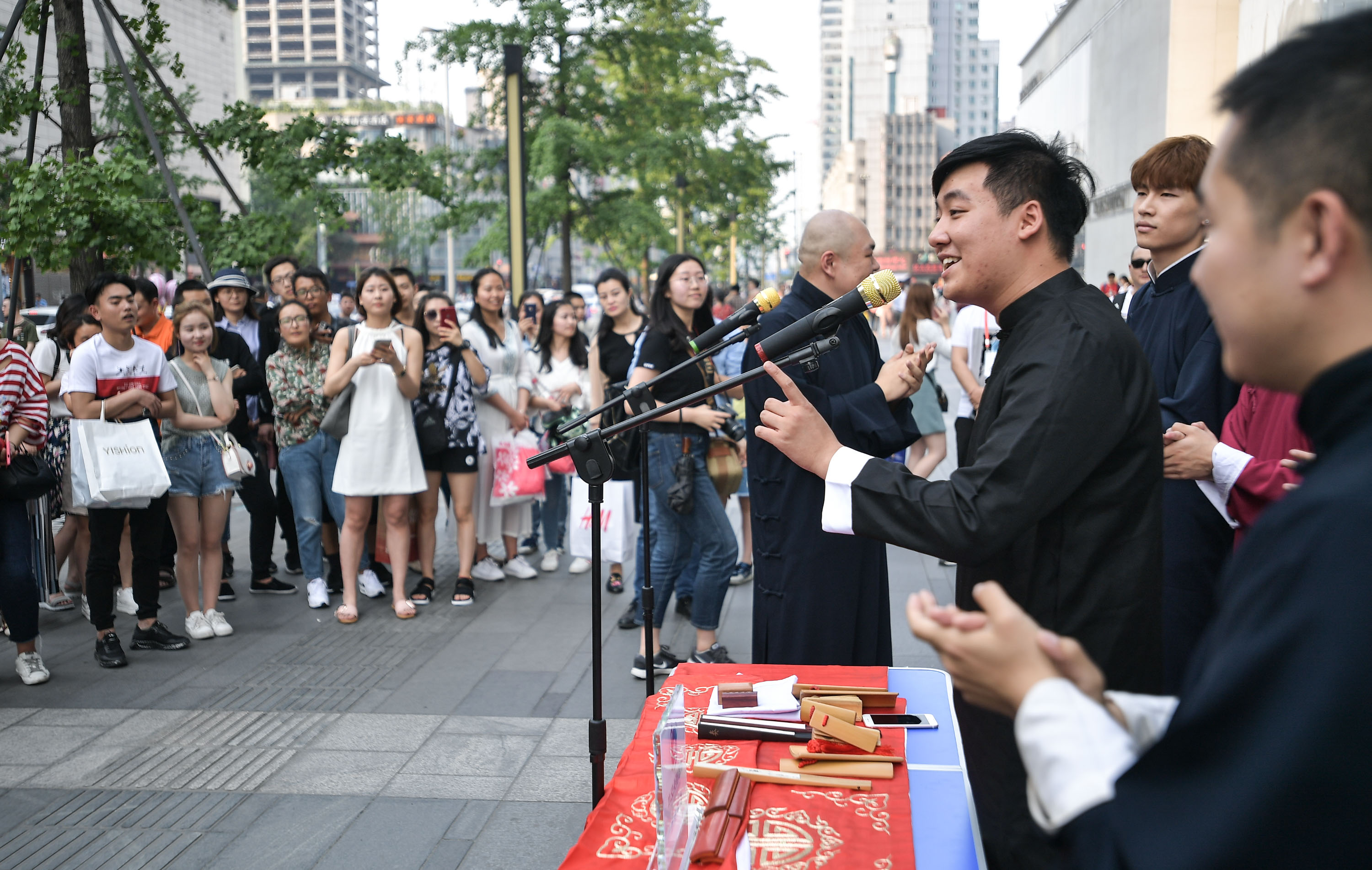 成都:"五一"首批街头艺人"持证上岗"(2)