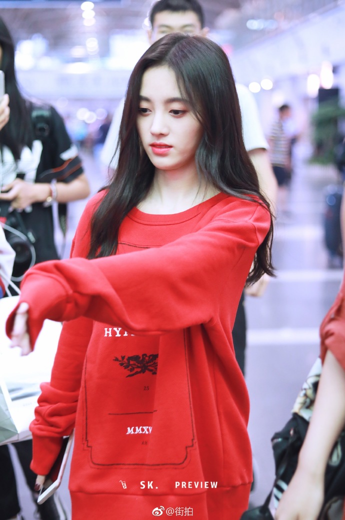 红色卫衣衬托得鞠婧祎皮肤更加白皙透亮,娇小可人,让人忍不住想去保护
