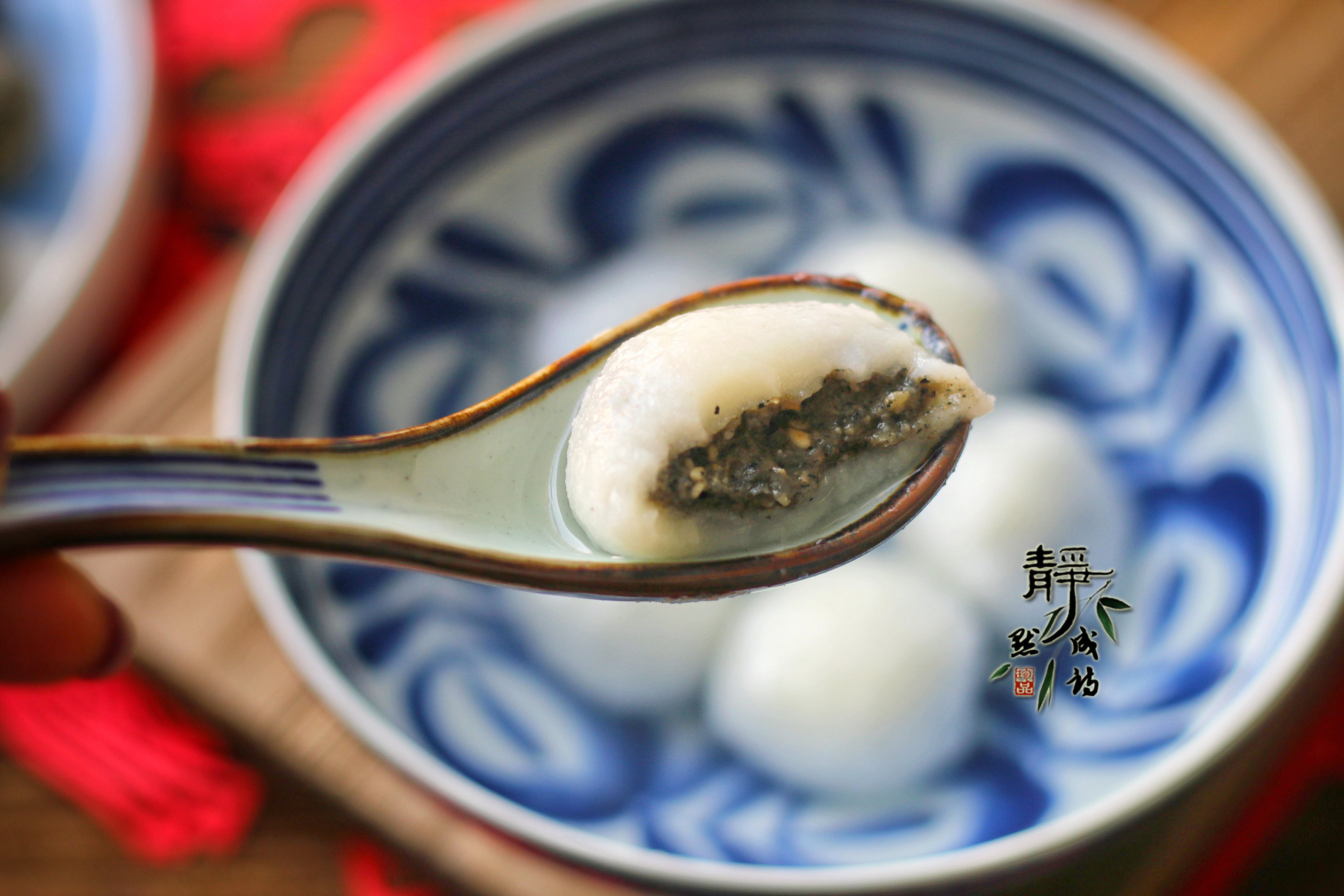 教你自制黑芝麻汤圆,馅料制作及和面方法都有详细介绍,别错过