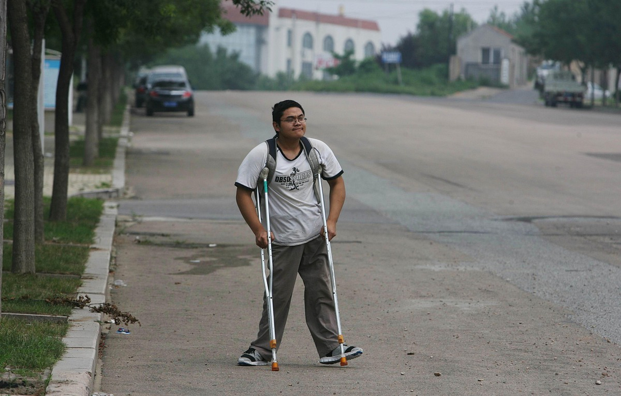 男子从小患小儿麻痹症,为树立自信,步入社会学习多项技能