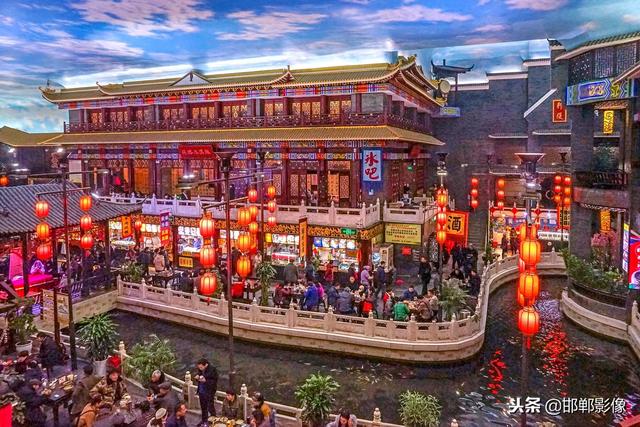 小宋城位于河南开封市大梁路西段,由原"东京