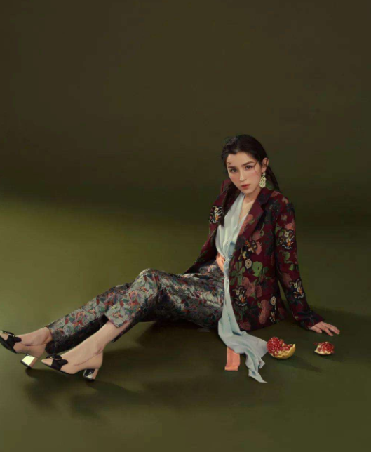 哈妮克孜怪不得能火,针织裙外再穿裙子腰还能这么细,能有80斤吗