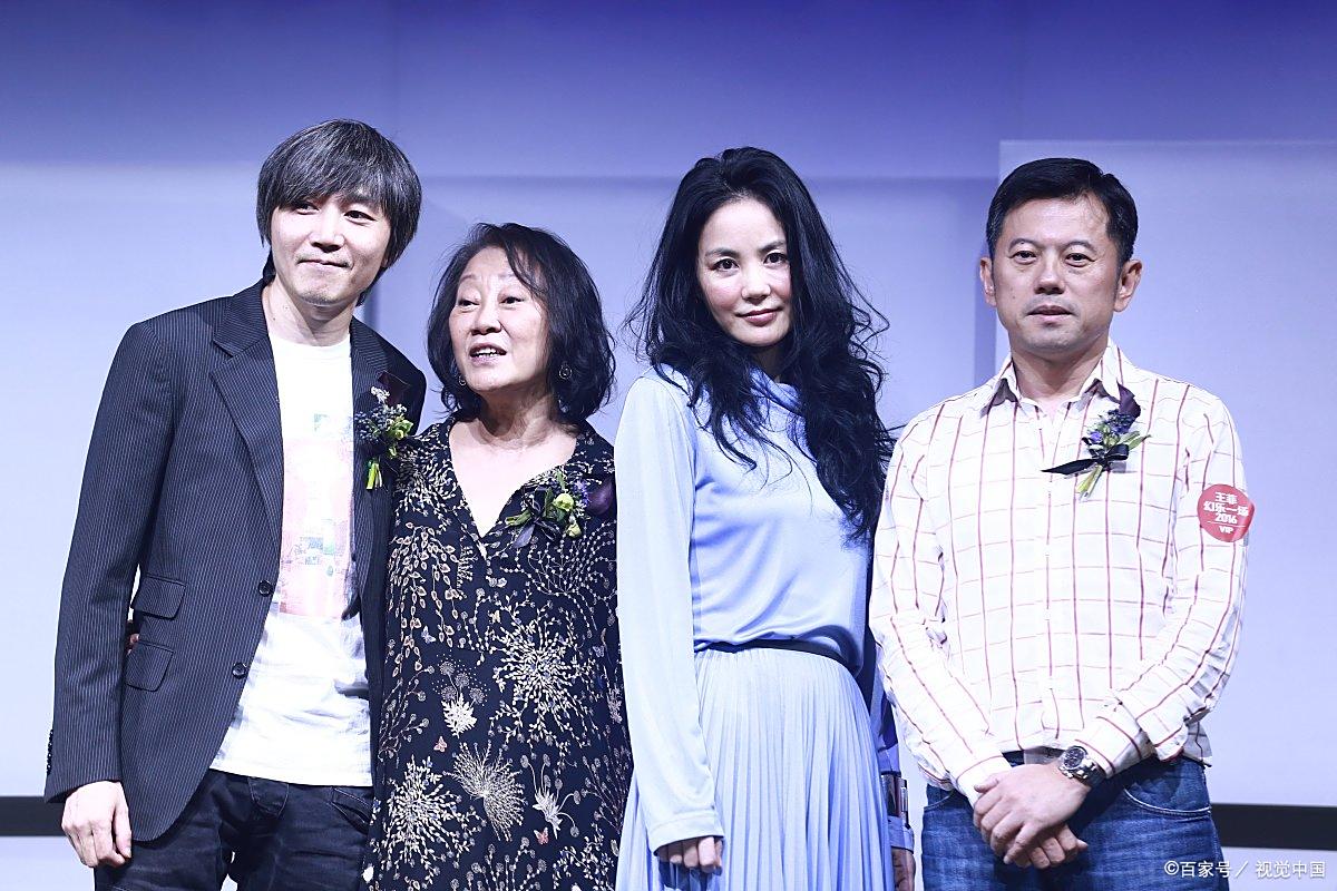 此时的栾树与王菲分手了,他被黑豹乐队的前主唱窦唯,抢走了女朋友.