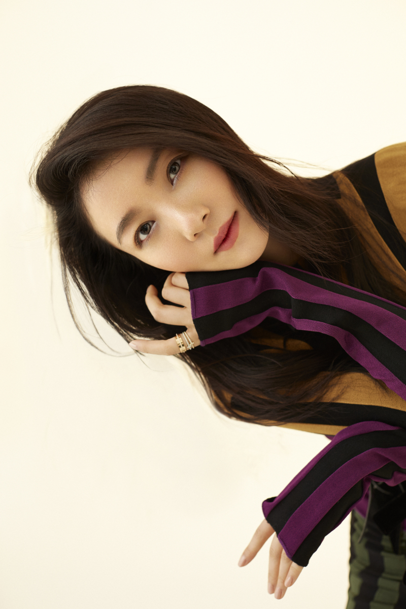 35岁的她在剧中风情万种,洒脱独立,跟25岁的张一山谈起了恋爱