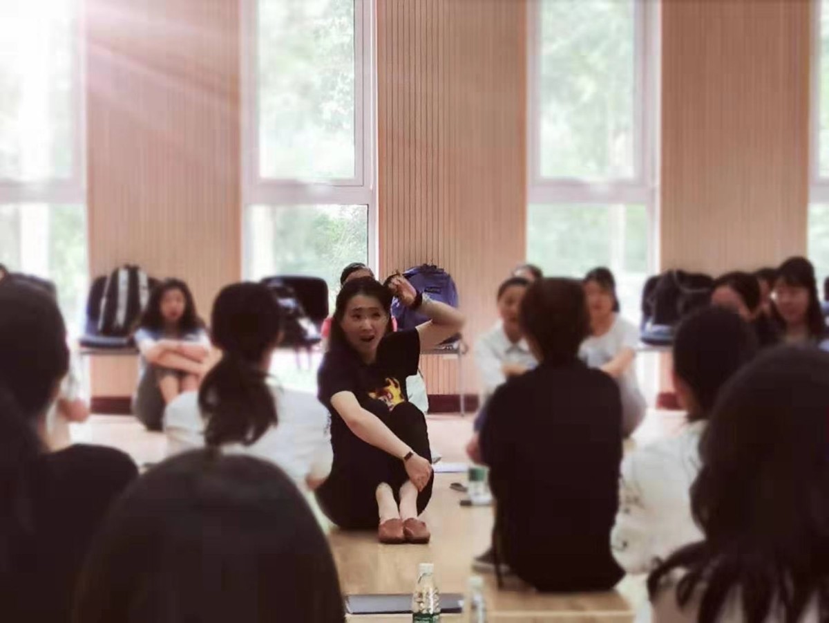 千人合唱训练总指挥杨乐乐,悄悄躲在影子里