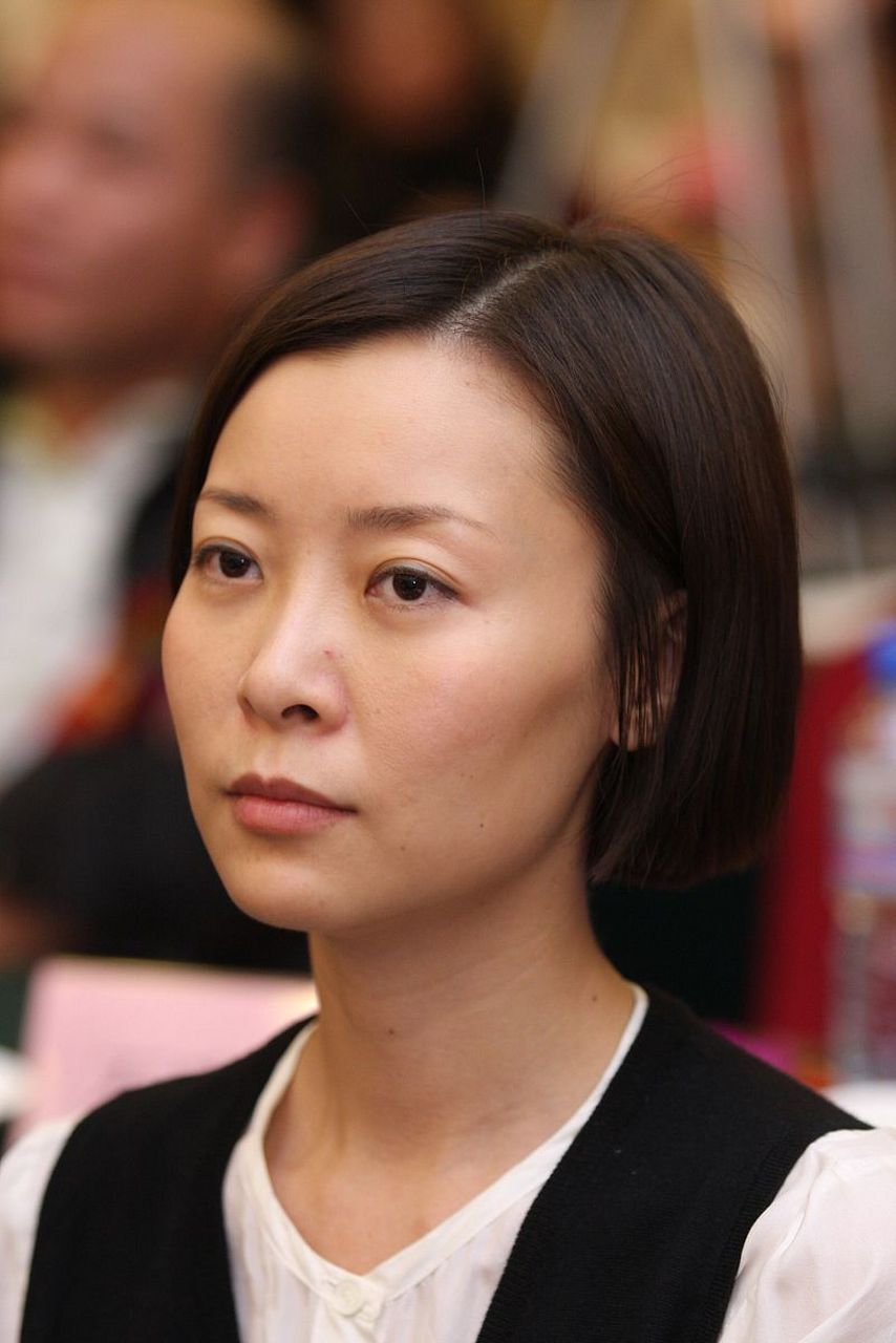 当年还没离婚的黄志忠爱上了柯蓝,为了与柯蓝在一起,不惜与发妻何音