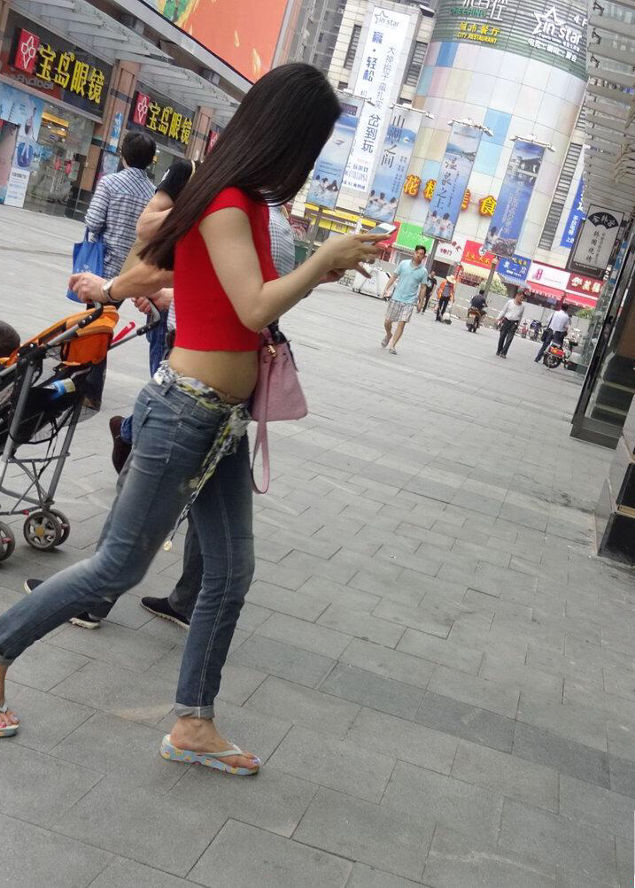 少妇这大胆的露肚脐装扮到底是什么时候流行起来的?