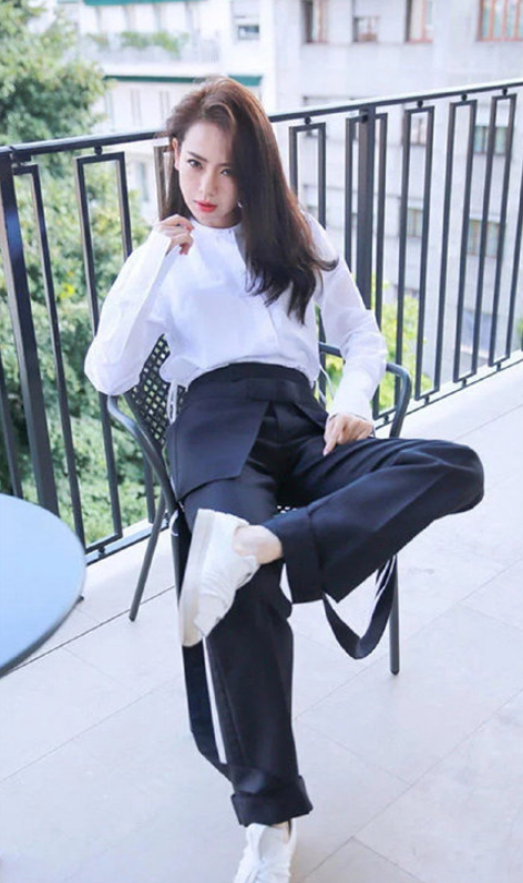 戚薇穿旗袍搭配运动鞋,本以为难看,却意外秀出"奶棒腿"