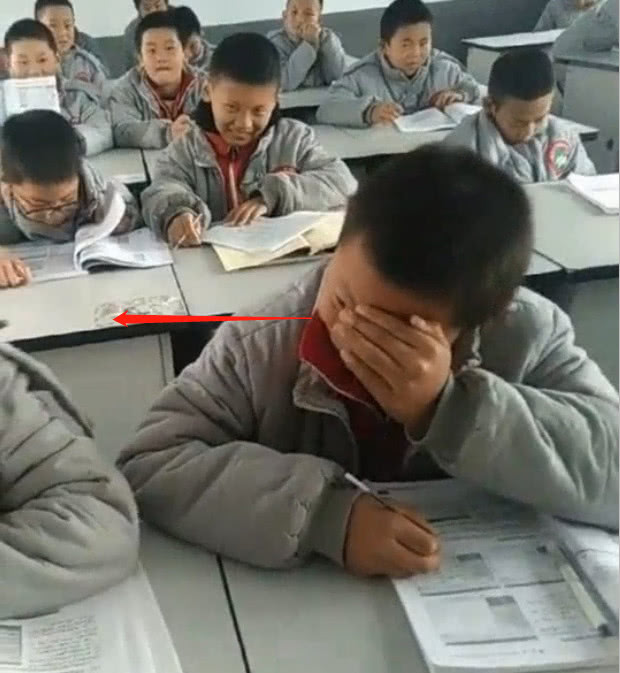 小学生上课偷瞄女同学,羞红脸的做了1件事,让人肚子笑抽筋