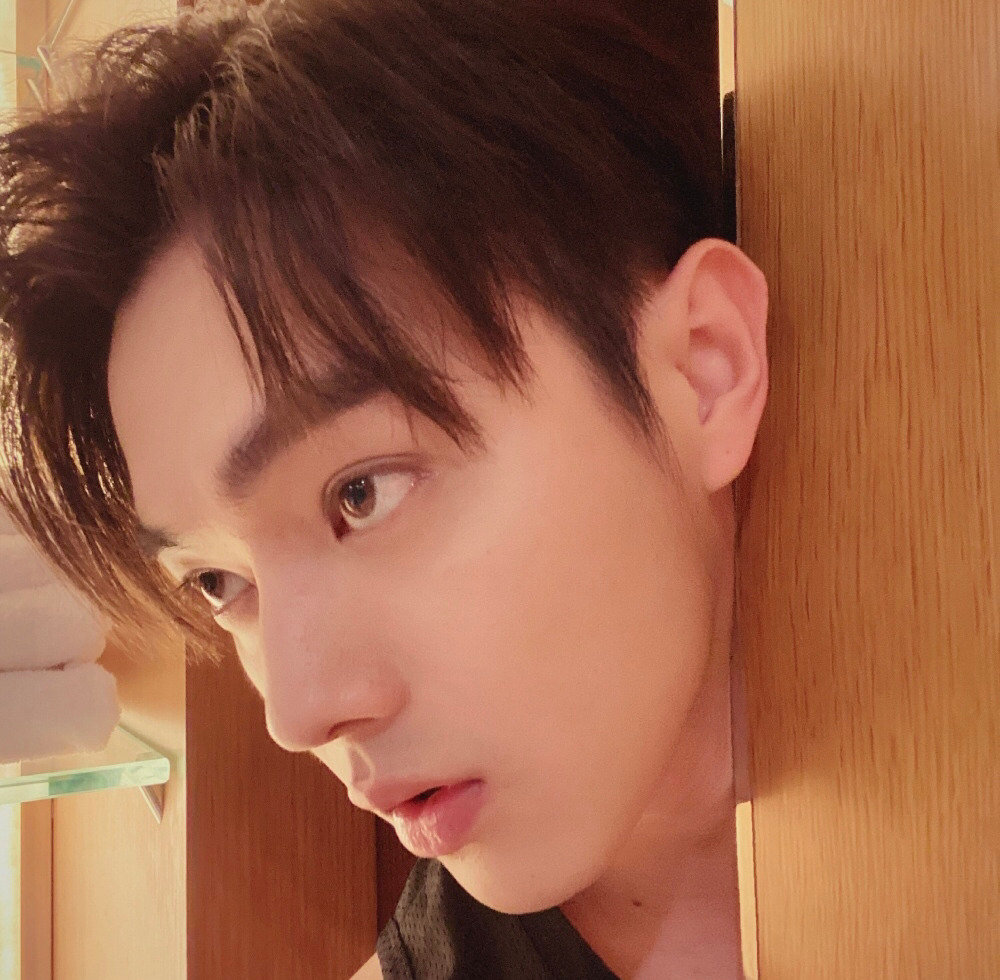 许凯深夜营业,晒多种视角自拍超迷人,素颜出镜颜值完胜