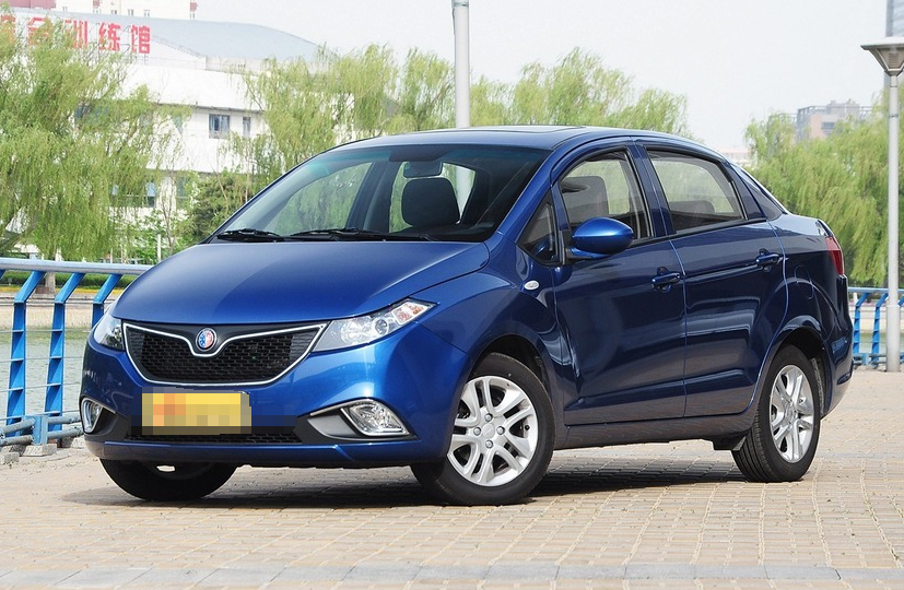 吉利英伦c5三厢,第一眼给人的感觉就很大气,车体的大灯与流线型的车身