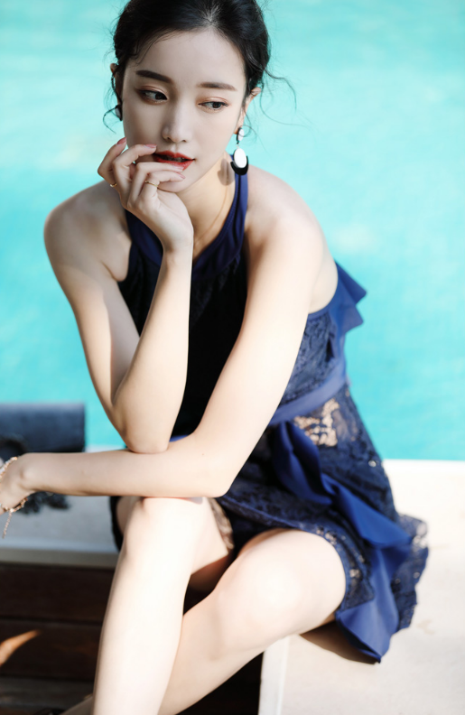 松田芳子巴厘岛亮相,身穿泳裙站在阳光下,像极了一幅画