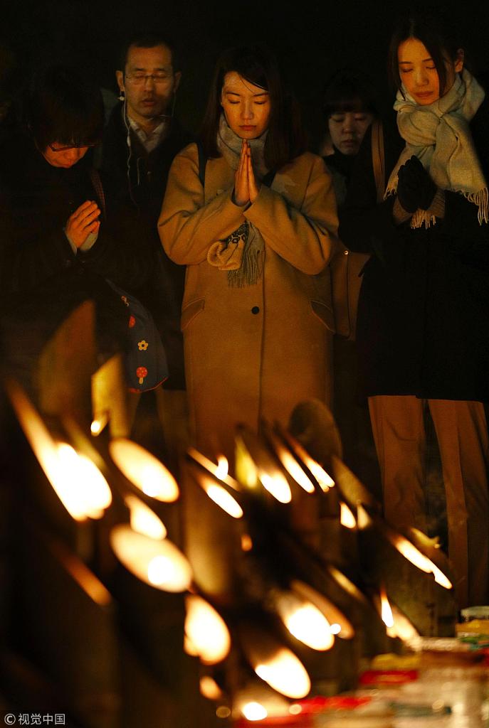 日本纪念阪神大地震24周年 民众点烛守夜