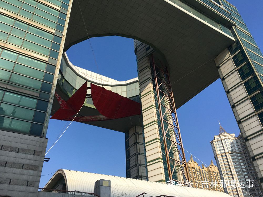 吉林市街头地标性建筑—船型世纪之舟大家见过吗?