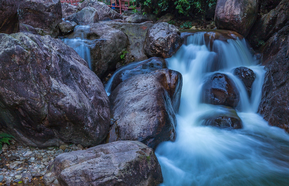 有关"仙姑天池"和"七仙湖"的形成,很少有记载.
