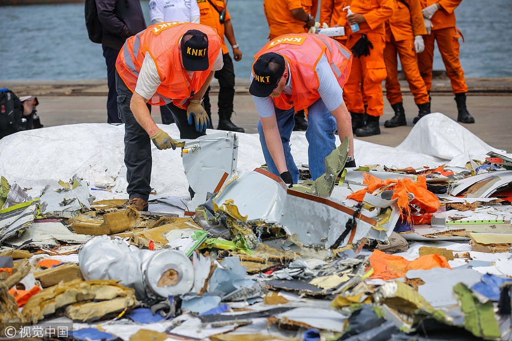 印尼失事客机第一个黑匣子已打捞出水