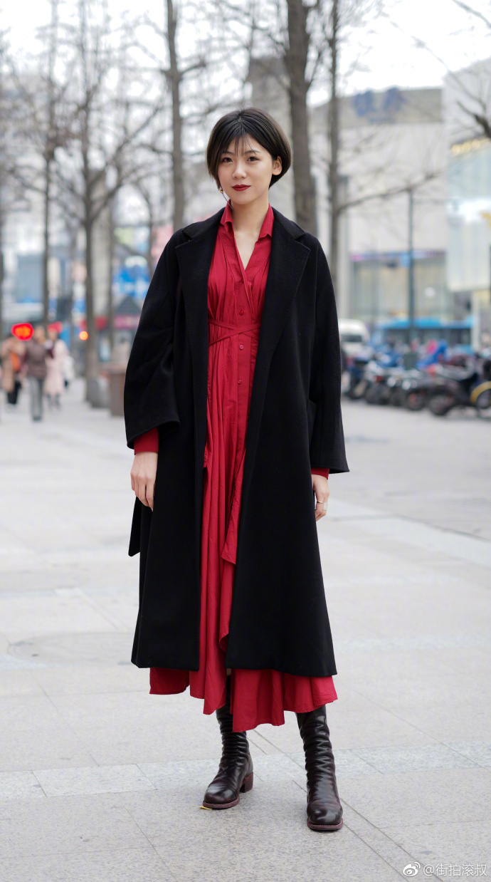 街拍:丰满少妇超高的黑红配,一袭红色的长裙,身姿摇曳紧致有味