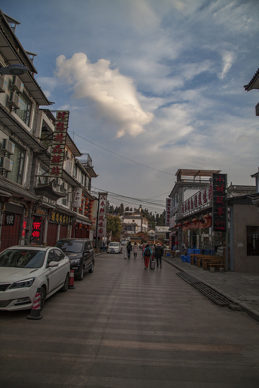 我叫刘心怡,今年25岁,研究生毕业,刚签了一家私立学校当老师.