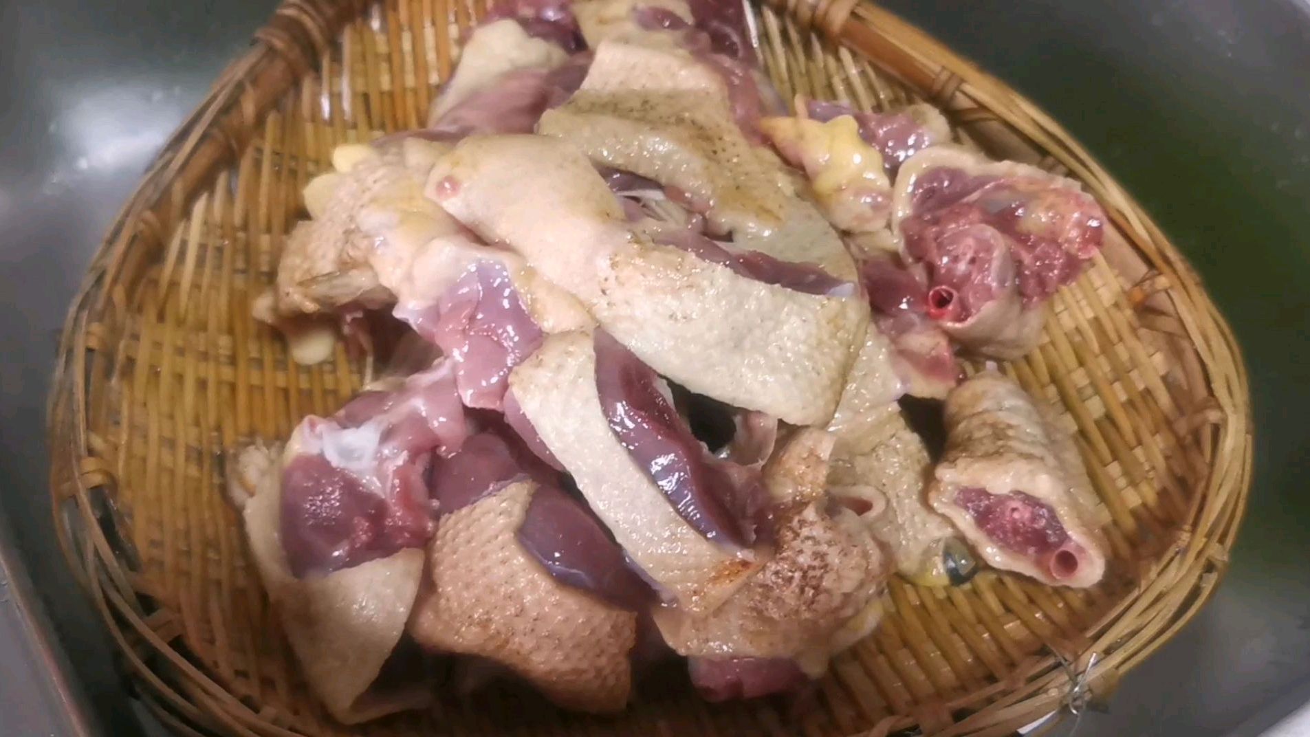 外面春色盎然,逮了只农村土鸭,炖一锅重庆毛哥老鸭汤