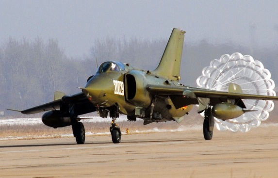 我国自主研发的强五 能挂载氢弹的攻击机 拿到今天来看依然霸气!