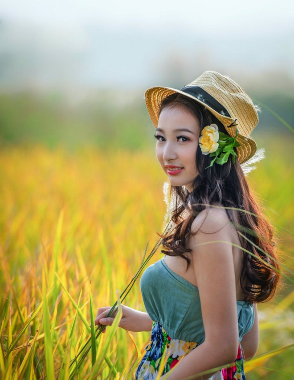 一个午后阳光里笑容可掬的清纯女孩