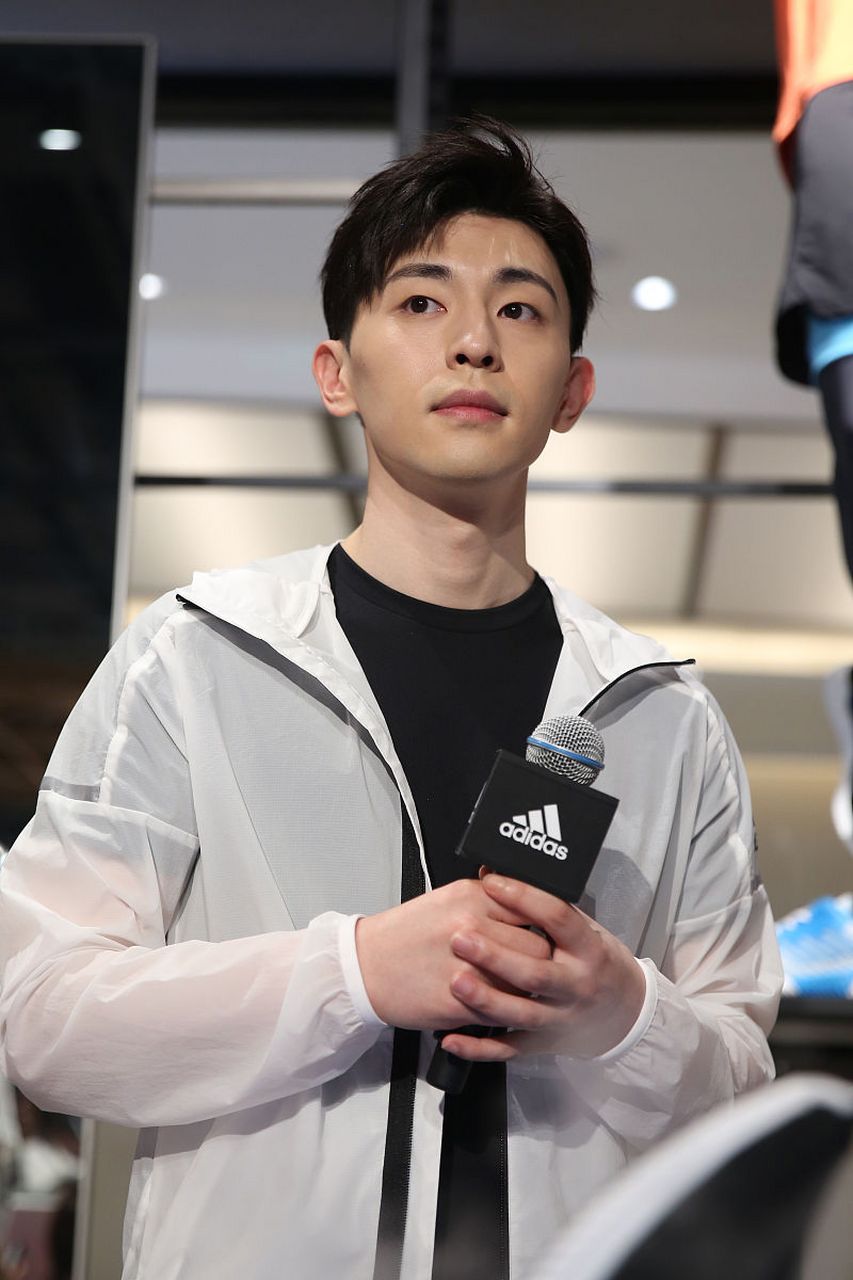 2021年,华语影视圈的当红小生邓伦,因为一桩强制执行申请和解约事件