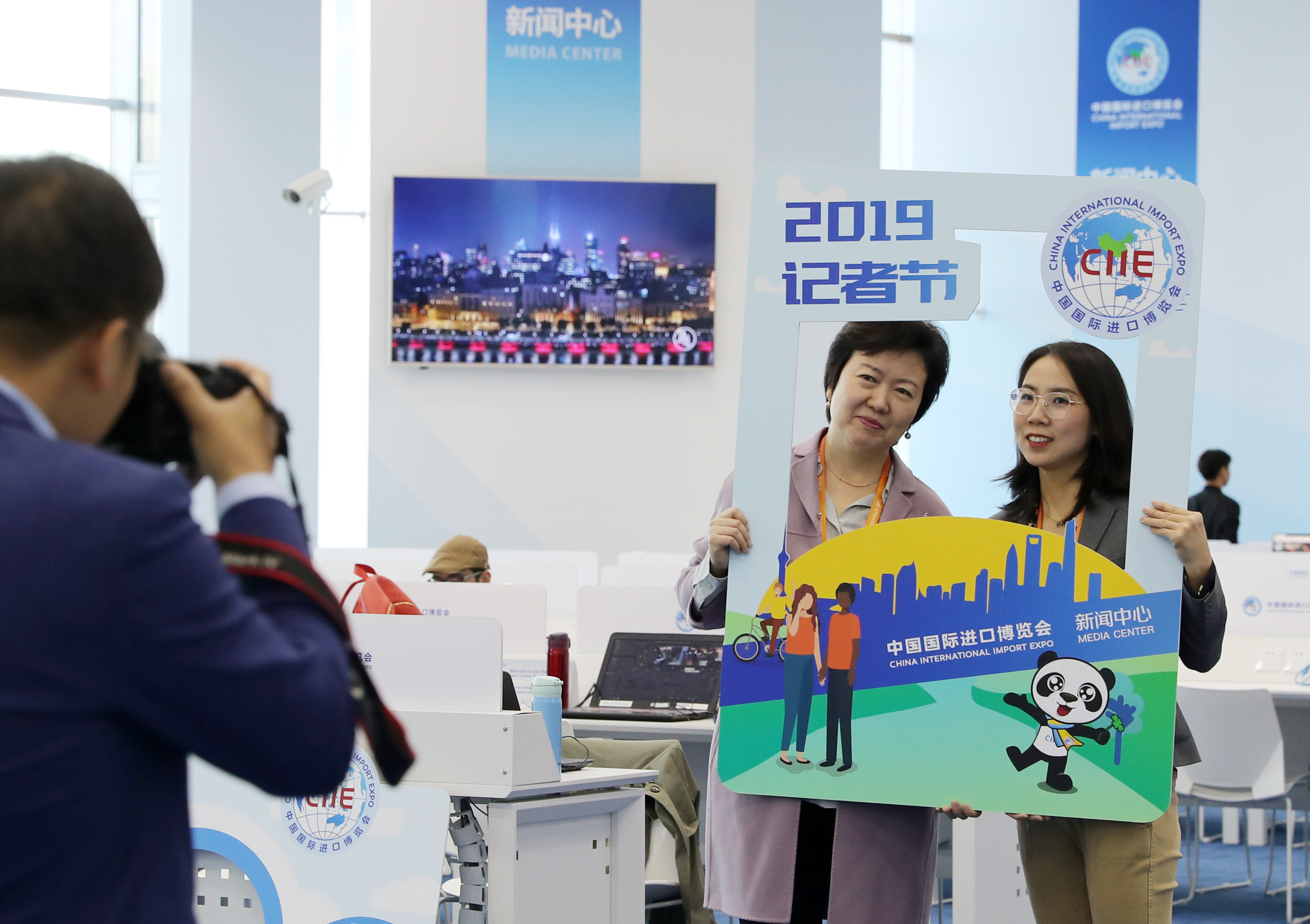 进博会上的中国记者节