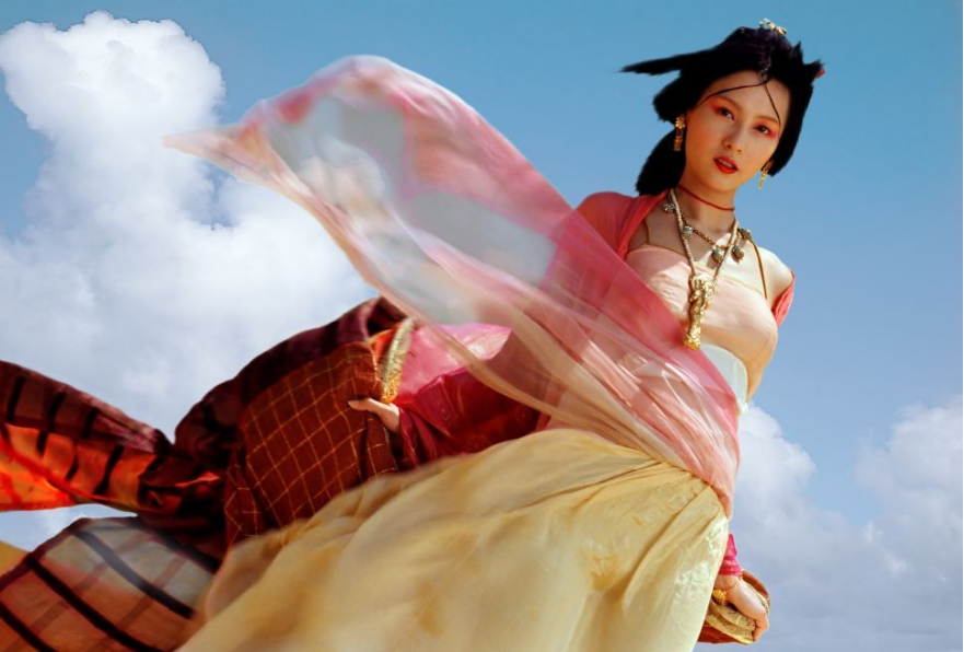 女明星的肚兜照,柳岩最性感,赵丽颖最清纯,而她最霸气!